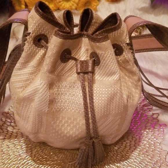 Danielle Nicole, New York Bucket Handbag - Picture 2 of 8